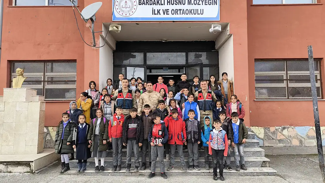 Ağrı'da İlk ve Ortaokul Öğrencilerine Jandarmayı tanıtıyorlar