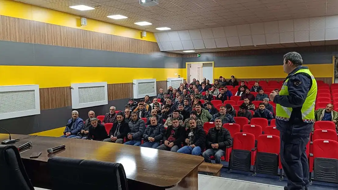 Ağrı'da Okul Servis Şoförlerine Trafik Eğitimi Veriliyor