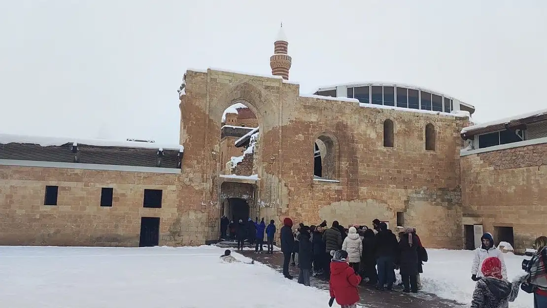 İshak Paşa Sarayı beyaza büründü
