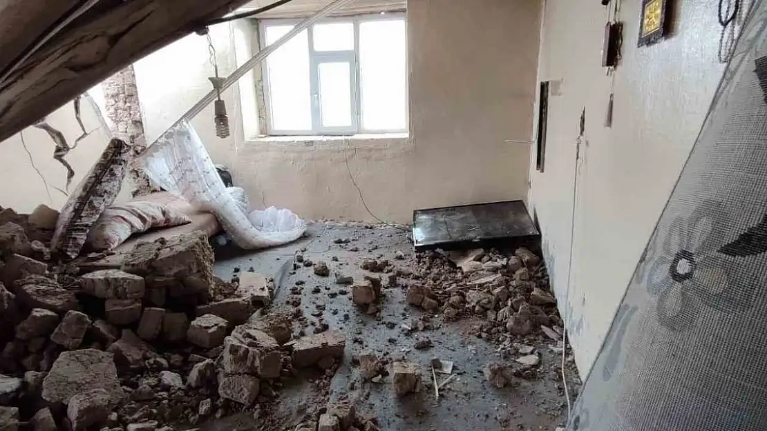 Ağrı'da kokutan olay! Evin damı çöktü