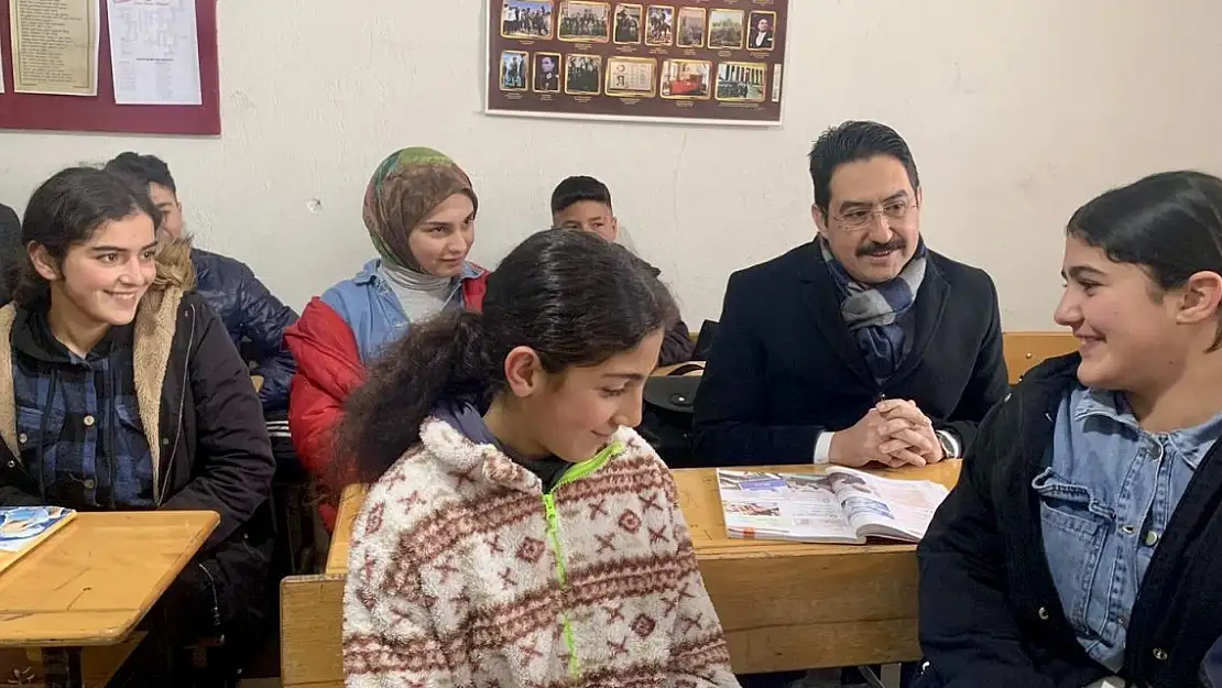 Hamur Kaymakamı öğrencileri ilk derslerinde yalnız bırakmadı