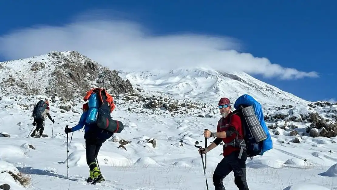 Ağrı Dağı'na eksi 44 derecede tırmandılar
