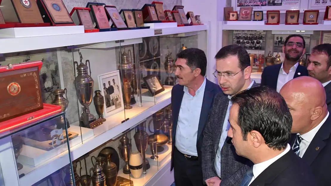 Ekrem Çelebi Trabzonspor anı defterini imzaladı