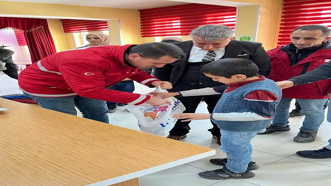 Kızılay Ağrı'da özel öğrencilere kışlık giysi dağıttı