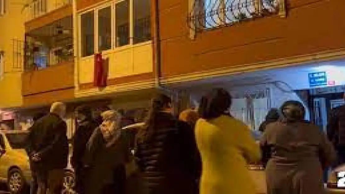 Korkunç olay…Annesini öldürdü, televizyona bıçakla vurmaya başladı