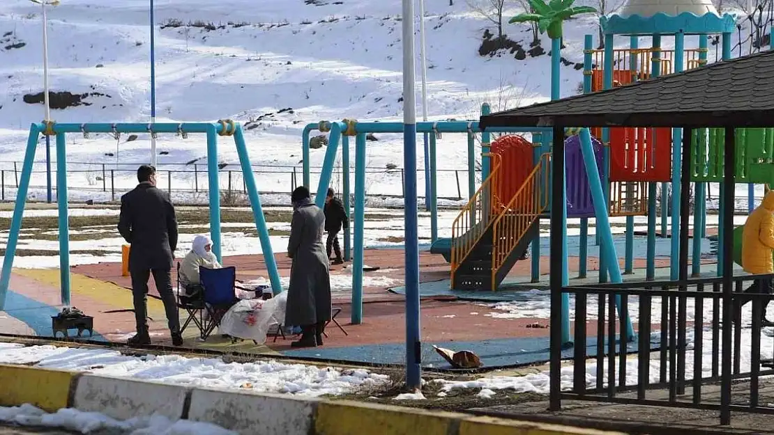 Ağrı'da gündüz bahar akşam kış yaşanıyor
