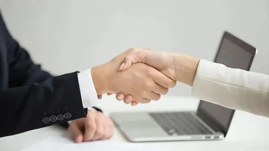 Hak Etmediği Halde İşe Girmek Kul Hakkına Girer mi, Kazancı Helal mi?