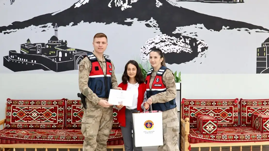 Ağrı Jandarma başarılı öğrencileri es geçmedi