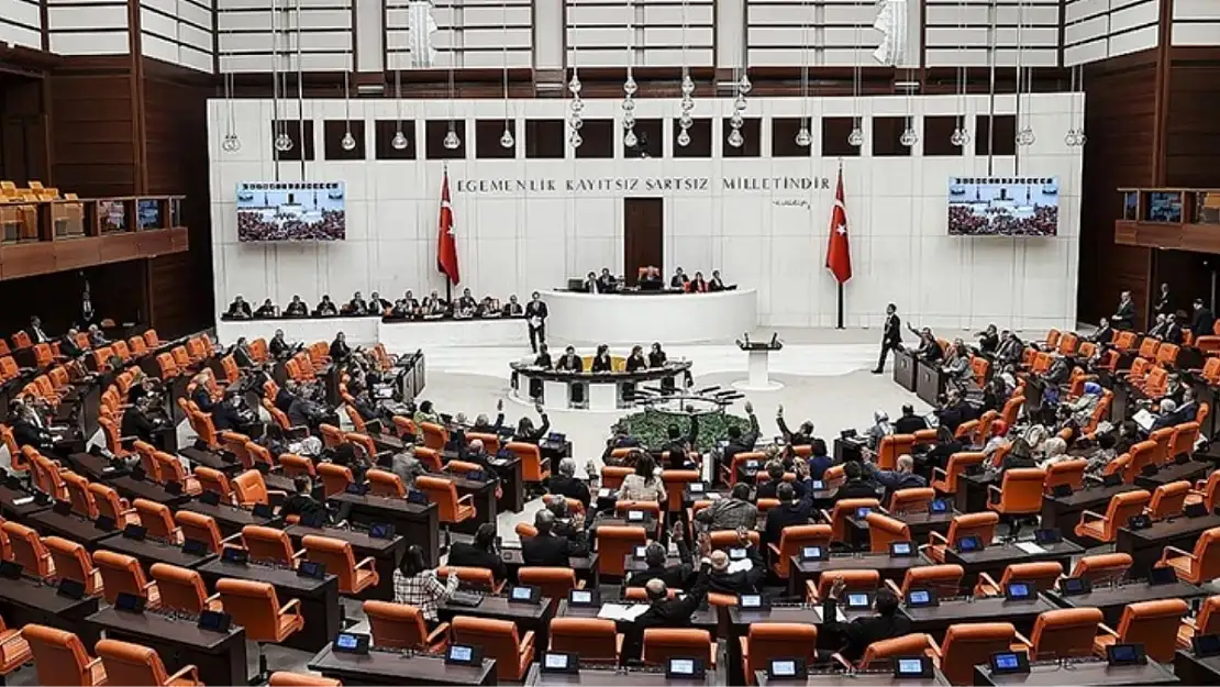 8. Yargı Paketi TBMM'de! Emekli Bayram İkramiyesi Artıyor, Adli Para Cezaları Değişiyor