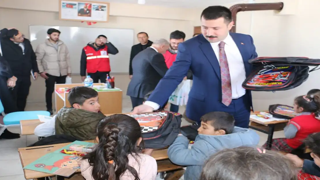 Diyadin Kaymakamı Karali, Pirali Köyü öğrencilerini sevindirdi