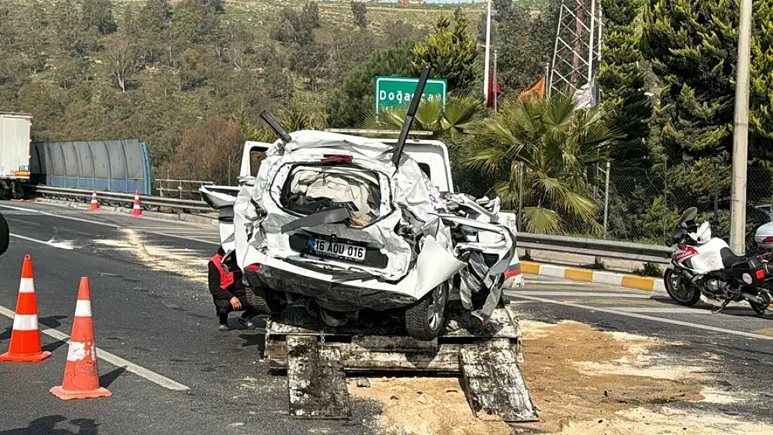 İzmir'de 2 Tırın Arasında Kalan Otomobil Kağıda Döndü!