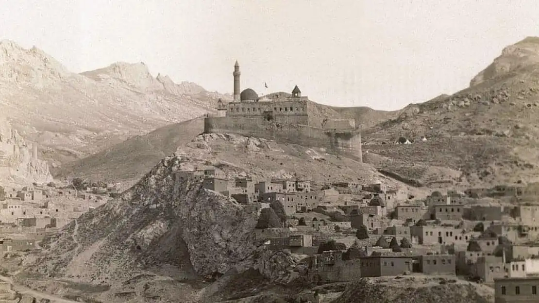 İshak Paşa Sarayı'nın Tarihî Fotoğrafı: Bir Zamanların İhtişamı ve Günümüzdeki Değişim