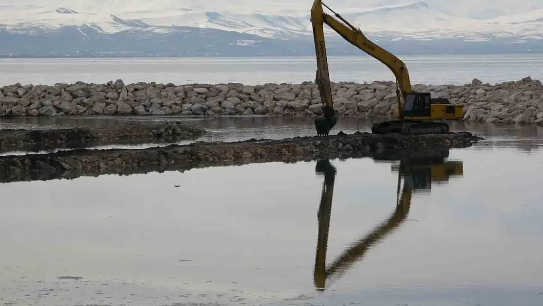 Van Gölü'nde korkutan gelişme! Göl çekiliyor