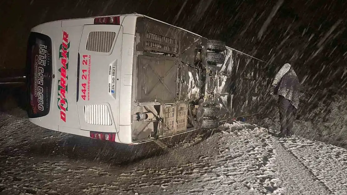 Ağrı'dan yolcu alan yolcu otobüsü Bingöl'de yan yattı: 21 yaralı