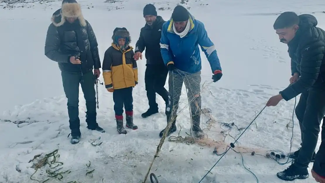 Ağrı'da Eskimo usulü balık avlıyorlar