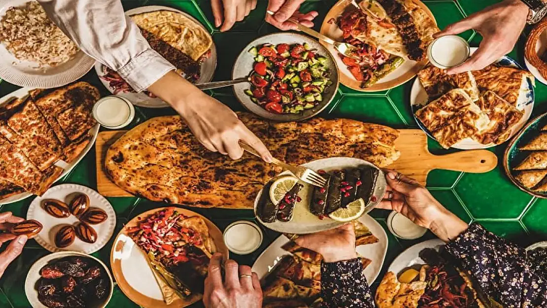 İftarda hızlı yemek yemenin zararları korkutuyor