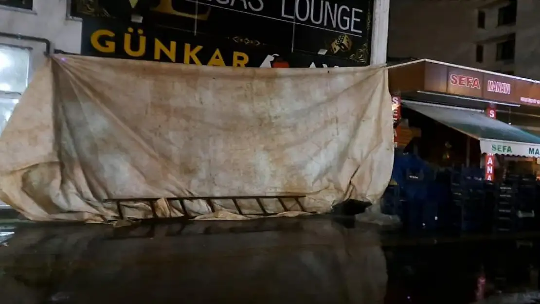 İftar saatinde önce iki araca çarptı sonra işyerine girdi! Faciadan dönüldü