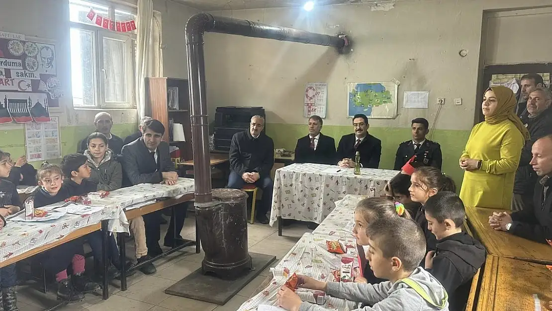 Ağrı'da Sobalı Okul'da samimi kutlama