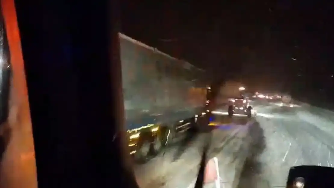 Karayolunda mahsur kalan araçlar kurtarıldı