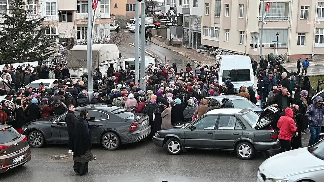 Kar Altında Sebze Bekleyişi: İş İnsanının Şaşırtıcı Hareketi Herkesi Şaşırttı! Ücretsiz Dağıtım Detayları İçin Tıklayın!