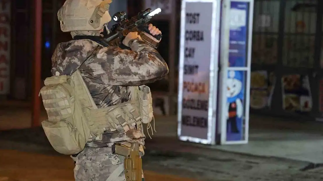 Elazığ'da başına silah dayayan şahıs 7 saattir polise direniyor