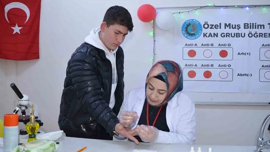 Öğretmen yaptığı cihazla kan grubu süresini 3 saniyeye düşürdü
