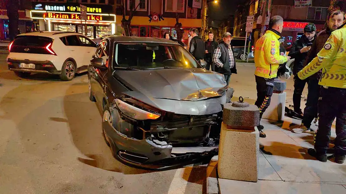 Bursa'da otomobille motosikletin çarpıştığı feci kaza kamerada