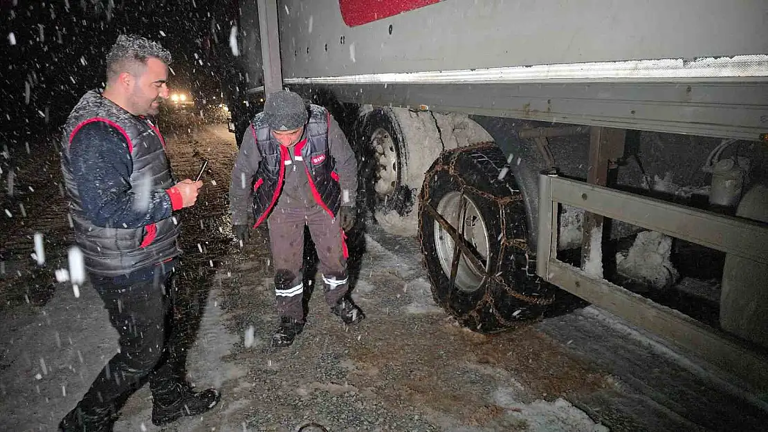 Çamlıbel Geçidi'nde kar yağışı etkili oldu, sürücüler zor anlar yaşadı