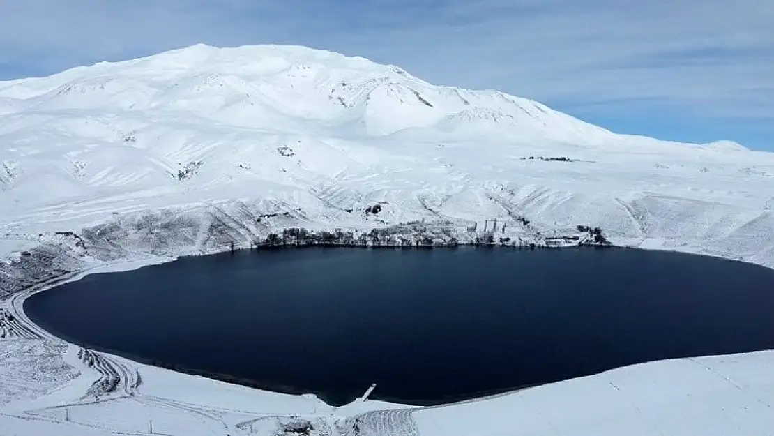 Süphan Dağı'nda ki Aygır Gölü bembeyaz oldu