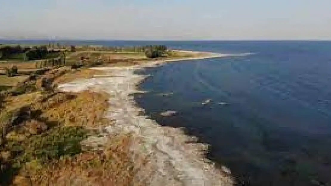 Van Gölü yağışlarla nefes aldı