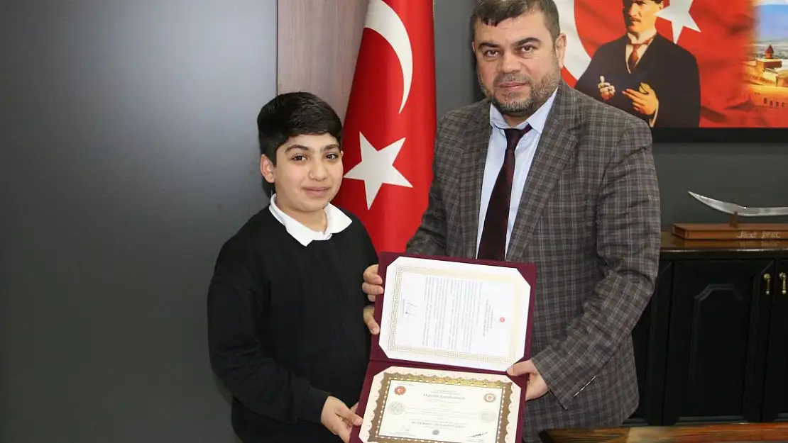 Babasının izinden giden 10 yaşındaki çocuk 4 ayda hafız oldu