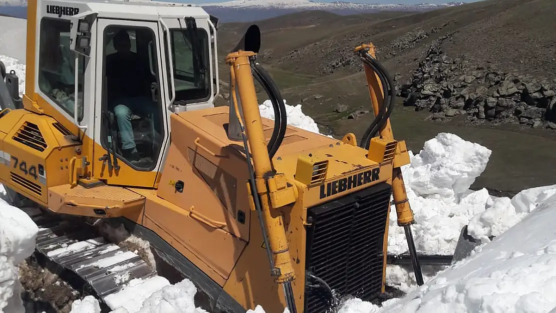 Ağrı'da karla mücadele devam ediyor