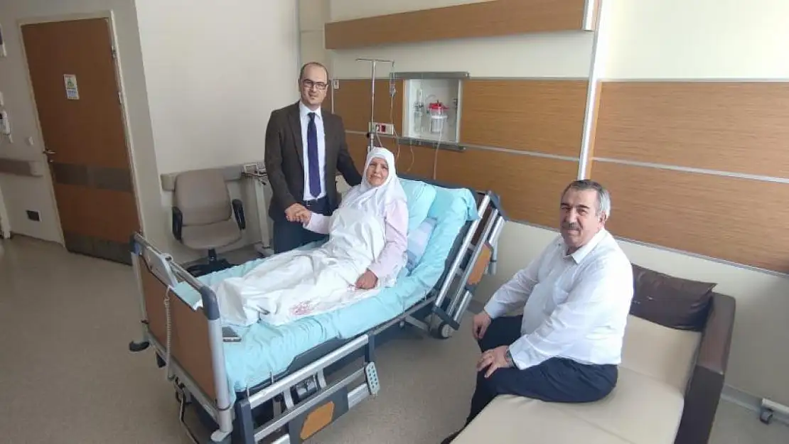 Annesini ameliyat eden doktor, şifa oldu