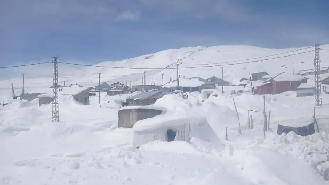 Süphan Dağı eteğindeki köylerin dünyayla iletişimi kesildi