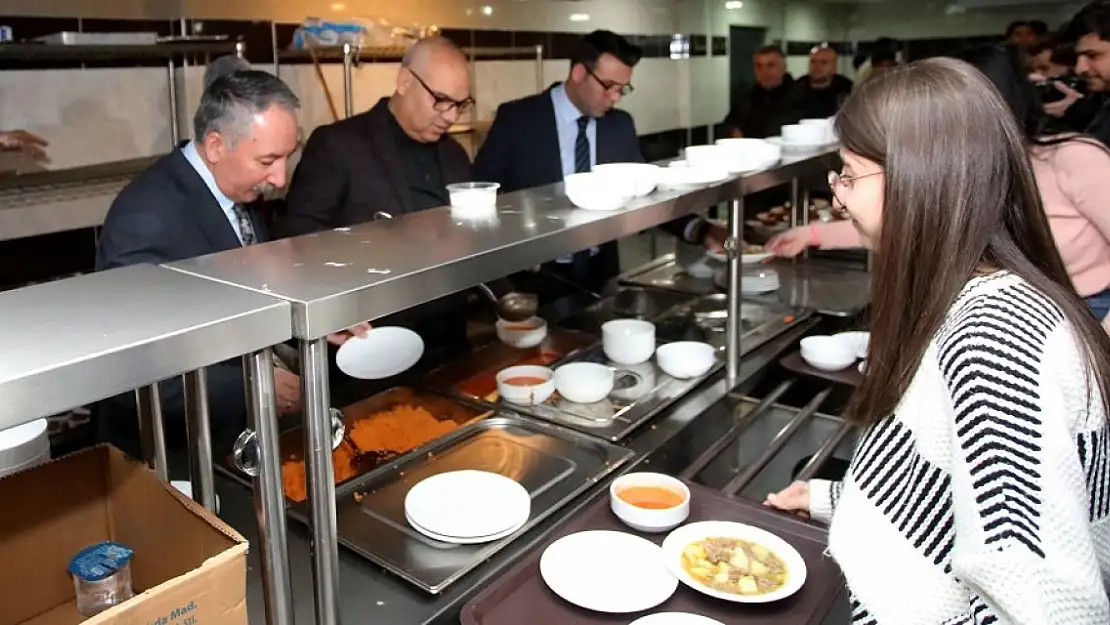 Ağrı protokolü öğrencilerle iftar açtı