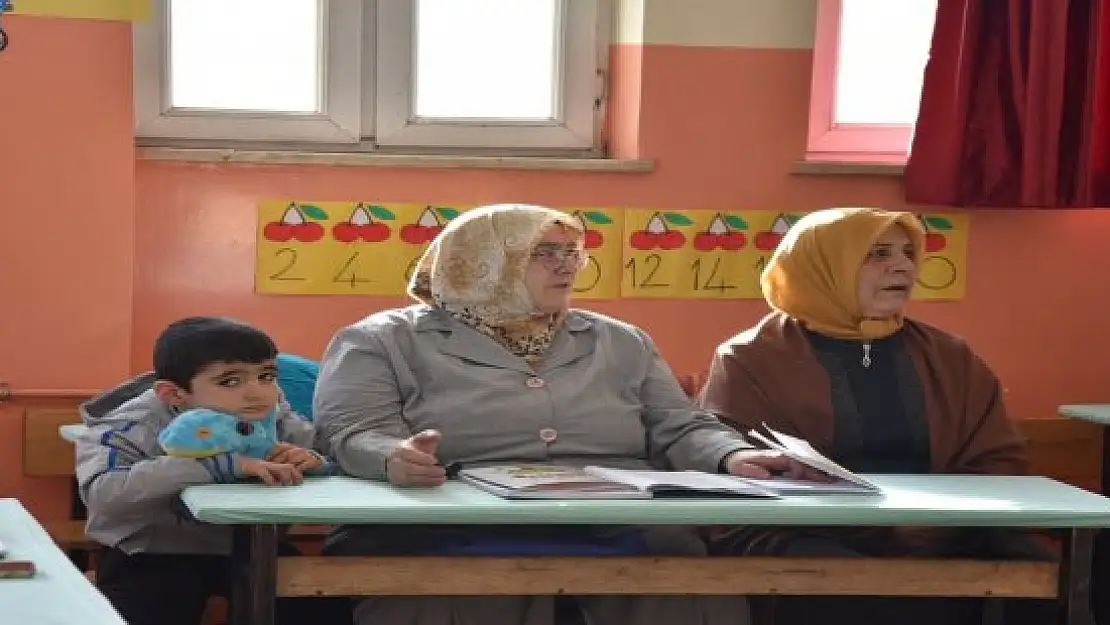 Ağrı'da okuma yazma bilmeyen kadınlar okuyor