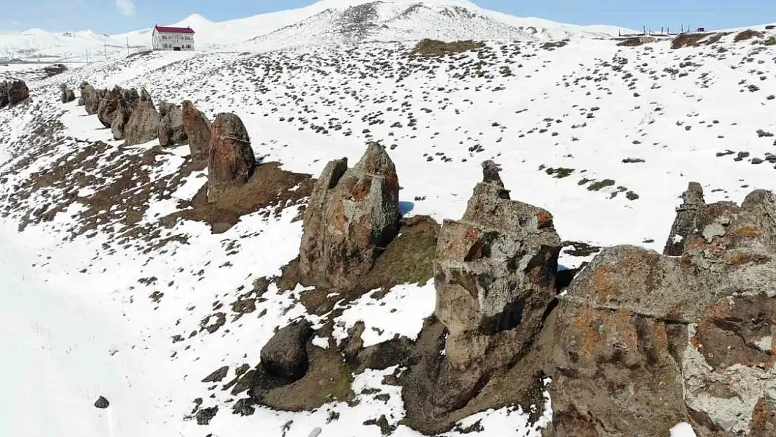 Bitlis'te 'Nemrut'un Develeri' beyaza büründü