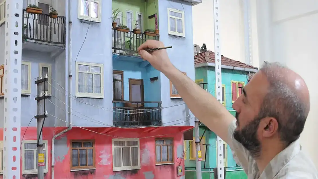 Evinin bir odasını minyatürlerine ayırdı