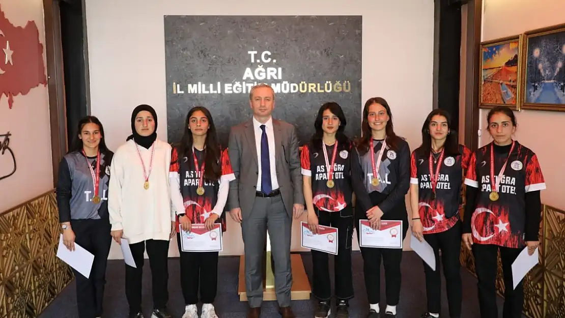 Ağrı'nın gururu kızlar Kars'ta zafere uzanacak