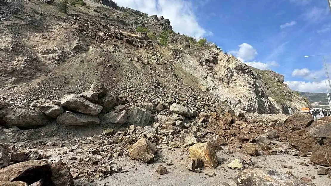 Artvin-Yusufeli karayoluna heyelan düştü