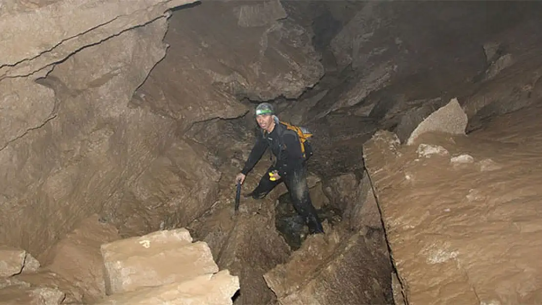 Hakkari'de dev mağara