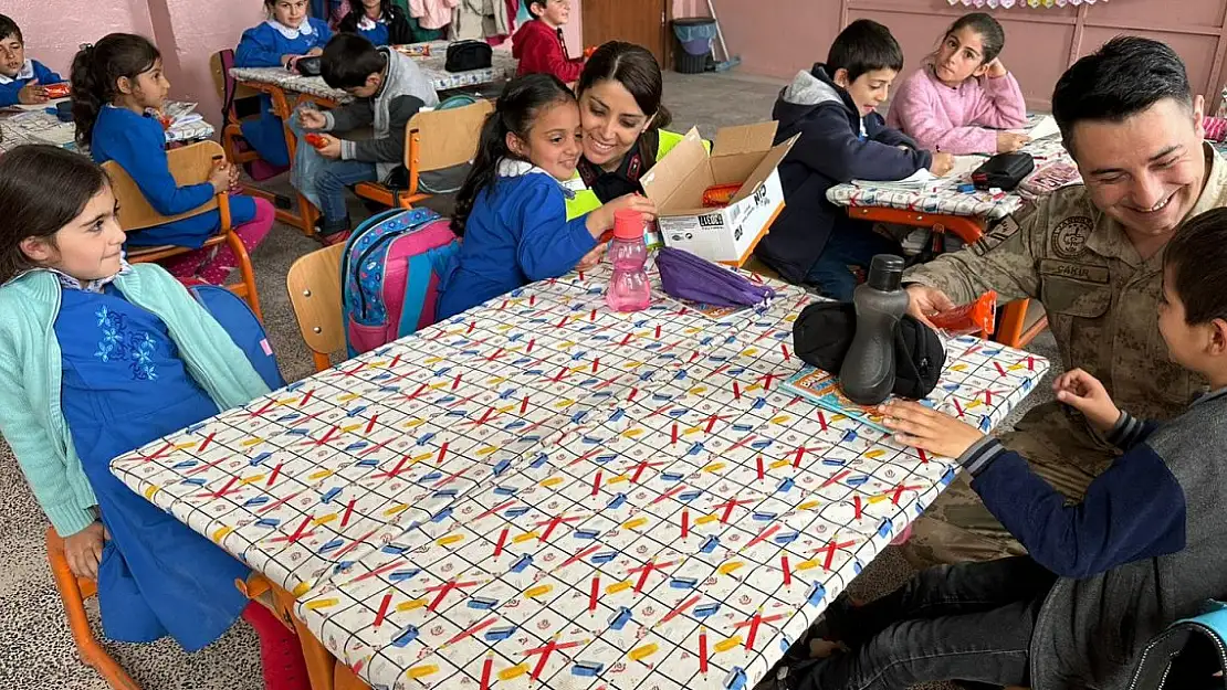 Ağrı'da öğrencilere trafik kuralları anlatılıyor