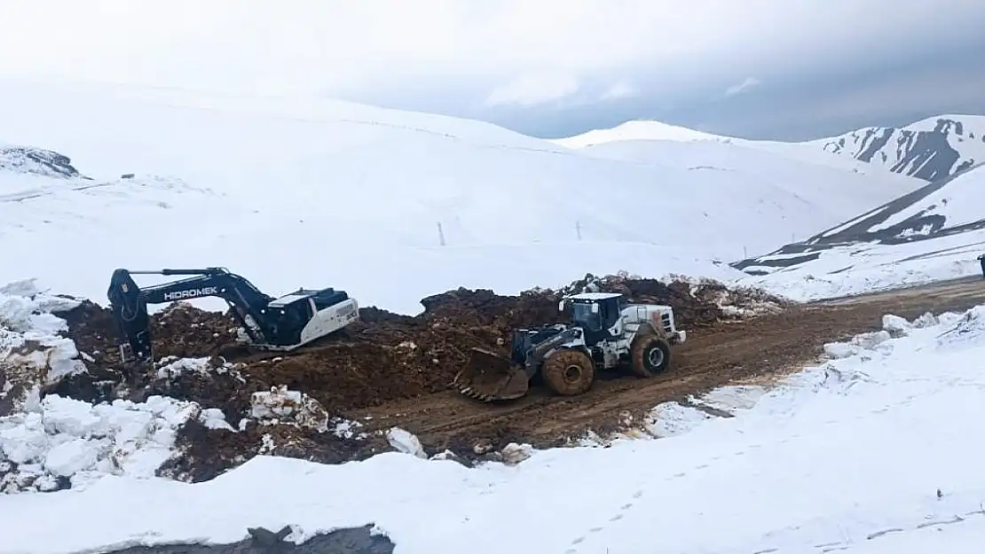 Hakkari'de heyelan köylerin şehirle irtibatını kesti