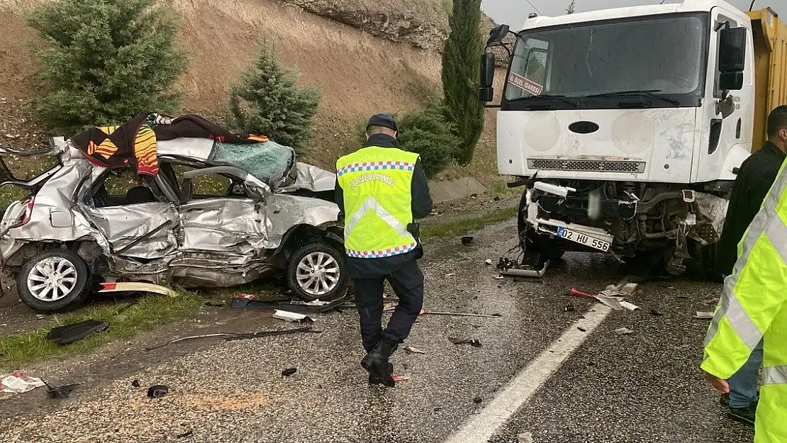 Kamyon ve otomobilin kazası 2 cana mal oldu