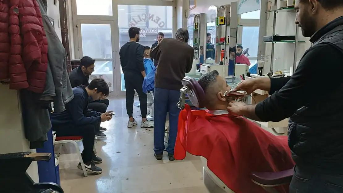 Ağrı'da berberlerin zorlu mesaisi