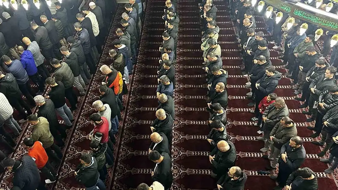 Bayram namazında halk camileri doldurdu