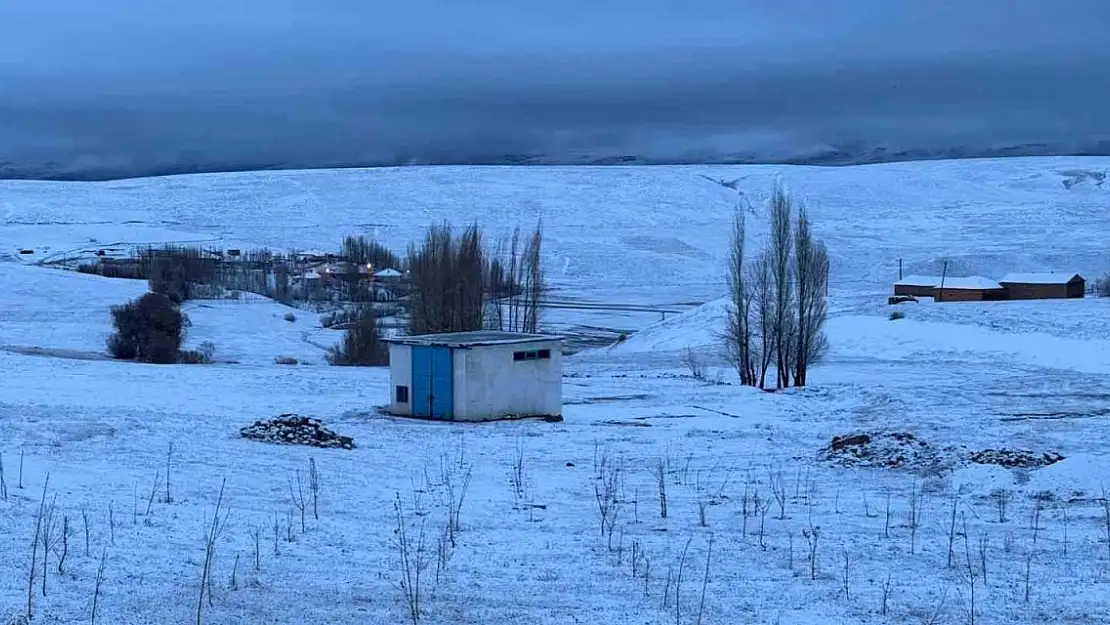 Başkale bayrama karla uyandı
