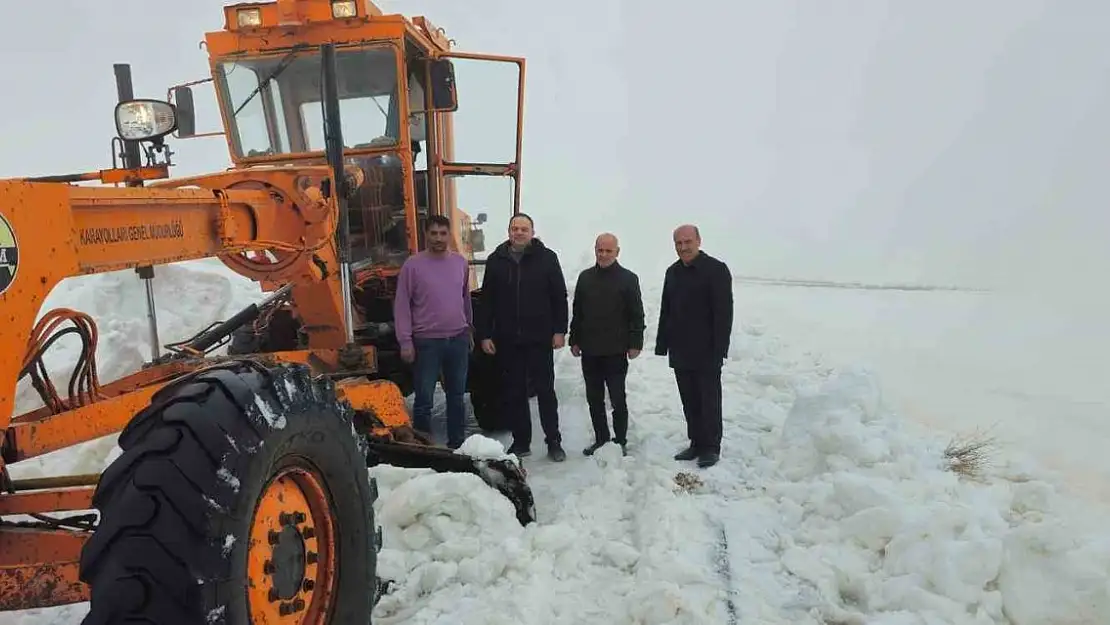 Onlara bayram yok! 6 metrelik karlı yolu açıyorlar