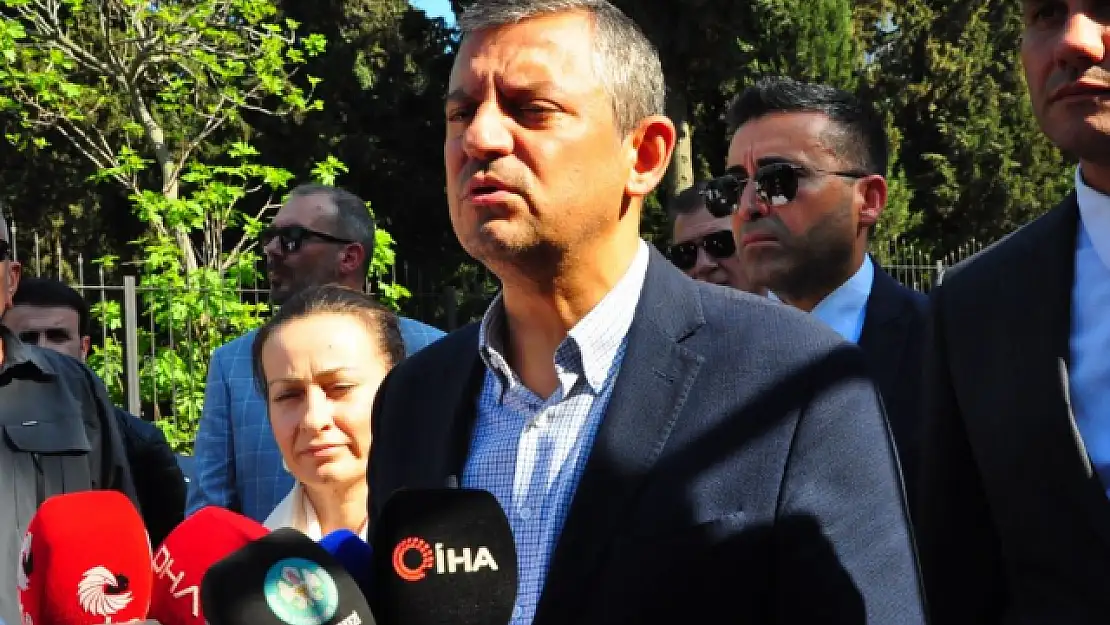 'CHP Lideri Özgür Özel'in Ameliyat Sonrası Şaşırtan Gözlüksüz Yeni İmaji!'