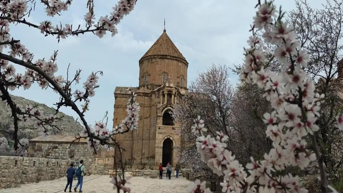 Akdamar Adasında bayram bereketi